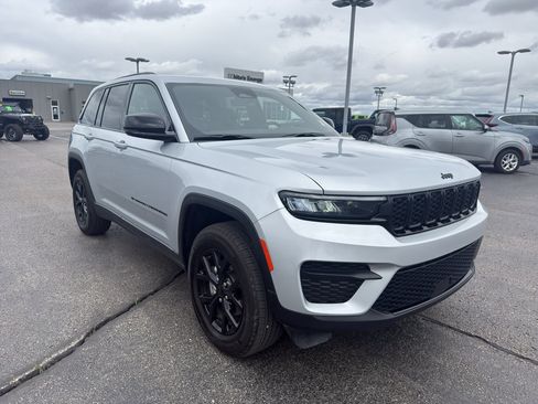 Used 2025 Jeep Grand Cherokee Altitude AWD/4WD image 3