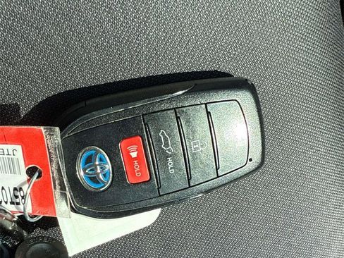 Used 2022 Toyota Venza LE image 32