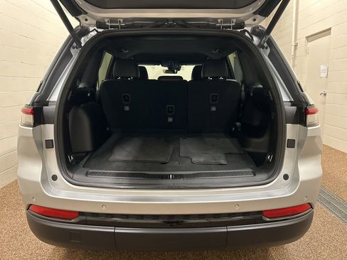 Used 2025 Jeep Grand Cherokee Altitude image 11