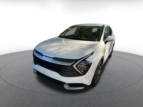 Used 2025 Kia Sportage LX image 3