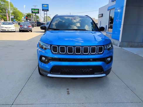 Used 2023 Jeep Compass Limited AWD/4WD image 2