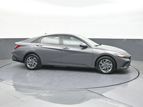 Used 2025 Hyundai Elantra Hybrid FWD image 18
