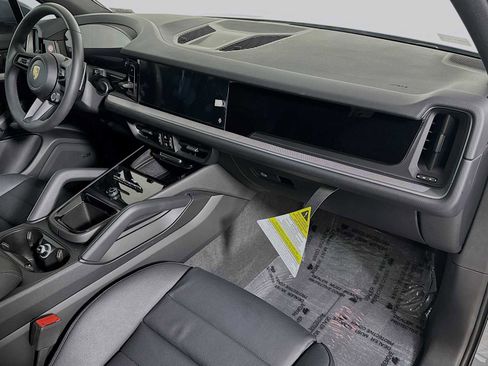 Certified 2025 Porsche Cayenne image 30