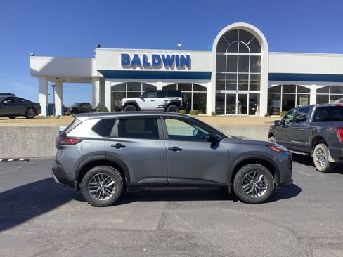 Used 2023 Nissan Rogue S image 8