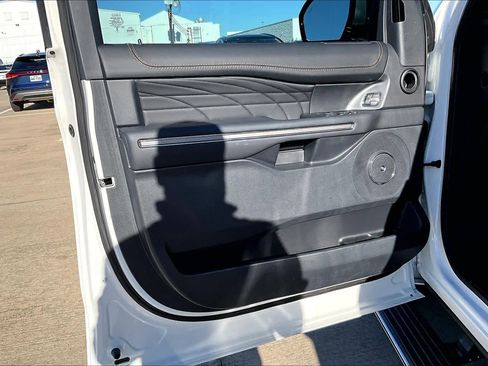 Used 2024 Ford Expedition Platinum image 22