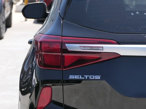 Used 2023 Kia Seltos LX AWD/4WD image 6
