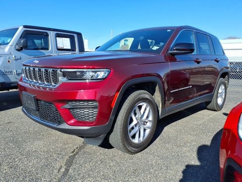 Used 2024 Jeep Grand Cherokee Laredo X w/ Luxury Tech Group I image 3
