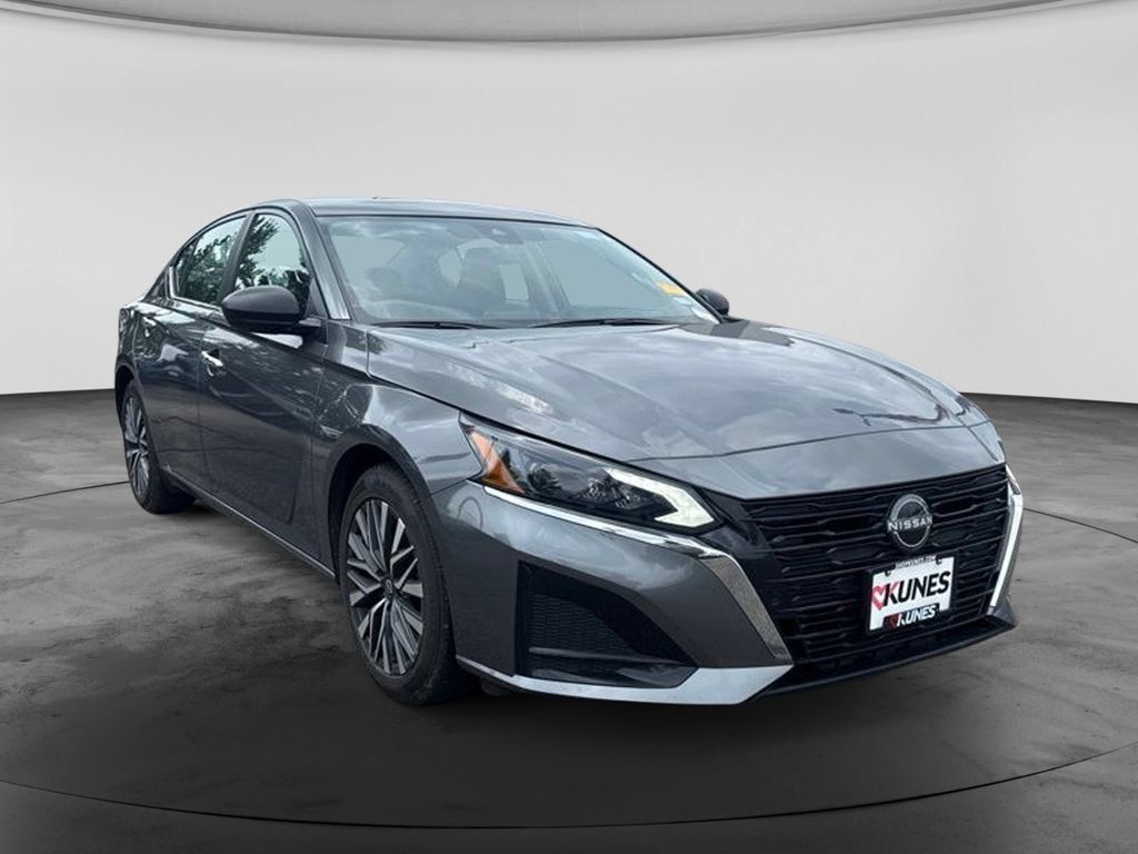 Used 2025 Nissan Altima 2.5 SV FWD image 3