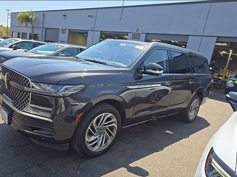 Used 2025 Lincoln Navigator L Reserve AWD/4WD image 5