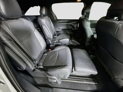 Certified 2026 Toyota Sienna Limited FWD image 30
