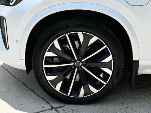 Used 2025 Volvo XC90 T8 Ultra w/ Protection Package Premier AWD/4WD image 9