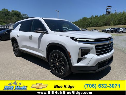 Used 2025 Chevrolet Traverse LT w/ Sun and Wheel Package FWD image 10
