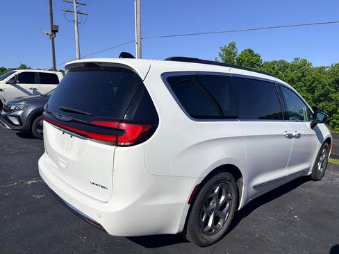 Used 2023 Chrysler Pacifica Limited FWD image 6