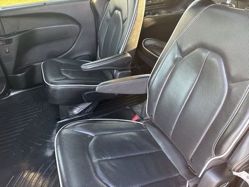 Used 2023 Chrysler Pacifica Limited w/ Uconnect Theater Family Group image 31
