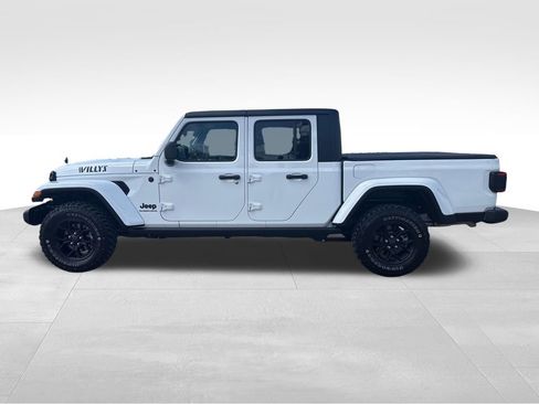 Used 2024 Jeep Gladiator Sport AWD/4WD image 3