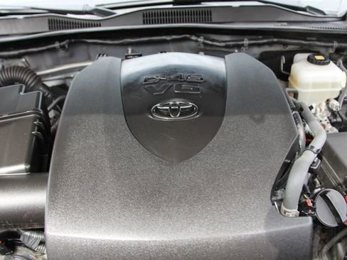 Used 2018 Toyota Tacoma TRD Off-Road w/ Technology Package image 16