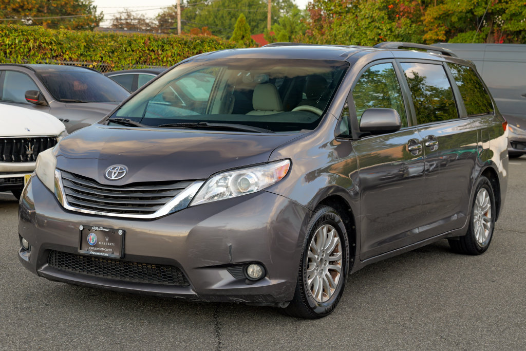 Used 2011 Toyota Sienna XLE w/ Premium Pkg FWD image 3