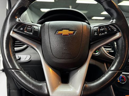 Used 2019 Chevrolet Trax LT w/ LT Convenience Package image 21