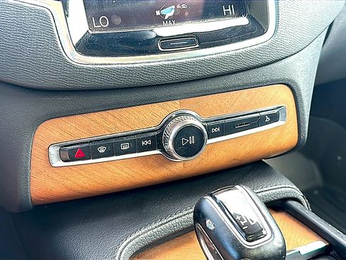 Used 2022 Volvo XC90 T5 Momentum w/ Protection Package Premier FWD image 36