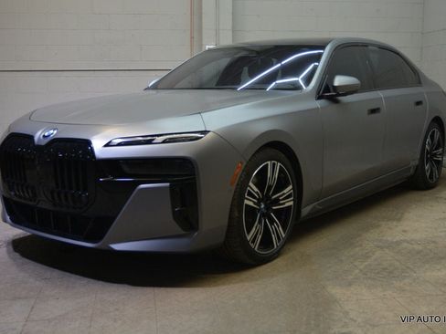 Used 2023 BMW i7 xDrive60 AWD/4WD image 2