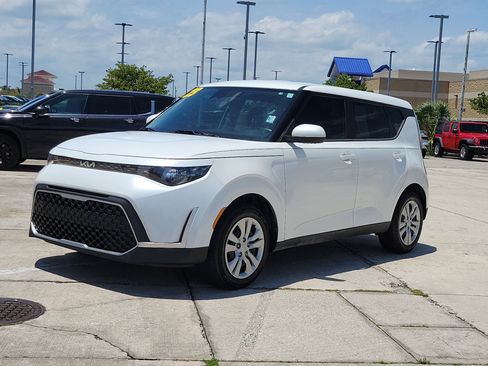 Used 2023 Kia Soul LX FWD image 2