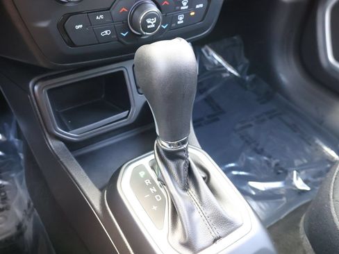 Used 2018 Jeep Renegade Latitude FWD image 25