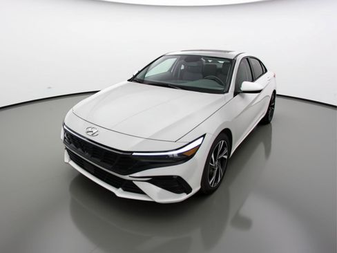 Used 2025 Hyundai Elantra SEL FWD image 3