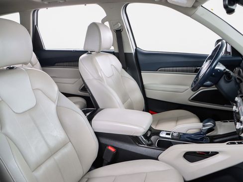 Used 2024 Kia Telluride EX w/ EX Captain's Chair Package image 28