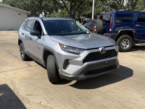 Used 2021 Toyota RAV4 LE FWD image 3
