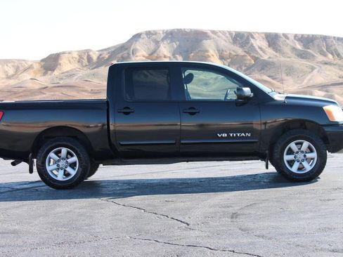 Used 2010 Nissan Titan SE RWD image 9