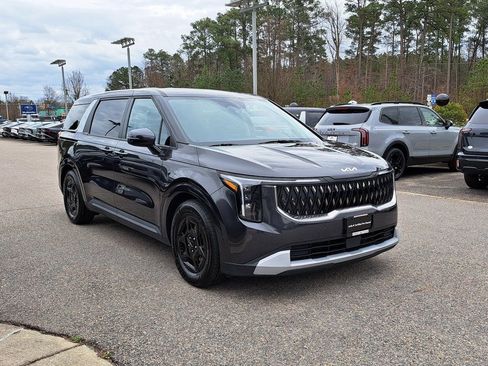 Used 2025 Kia Carnival image 5