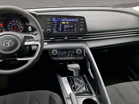 Used 2022 Hyundai Elantra SEL w/ Preferred Accessory Package FWD image 9