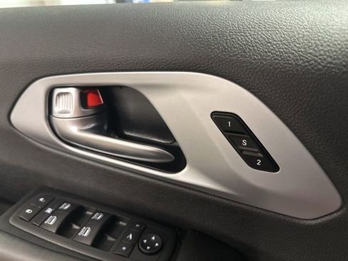 Used 2026 Chrysler Pacifica Limited FWD image 10