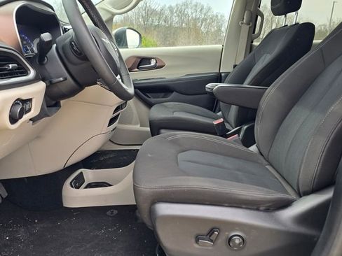 Used 2023 Chrysler Voyager LX image 13