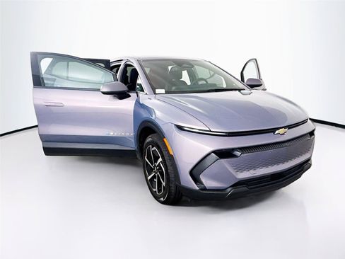 Used 2025 Chevrolet Equinox EV LT w/ LPO, All-Weather Mat Package FWD image 31