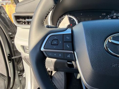 Used 2026 Toyota Highlander XLE image 19