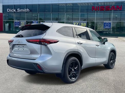 Used 2024 Toyota Highlander LE image 6