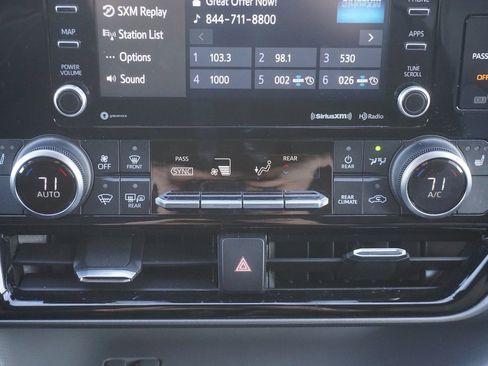 Used 2022 Toyota Highlander XLE image 13