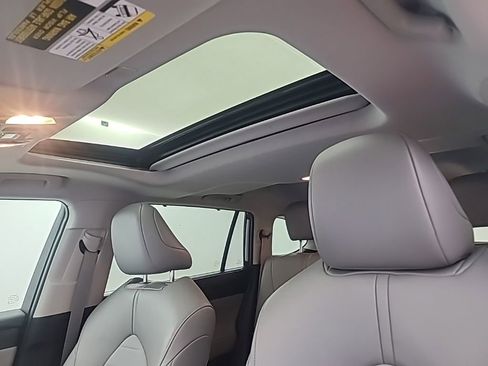 Used 2023 Toyota Highlander XLE AWD/4WD image 41