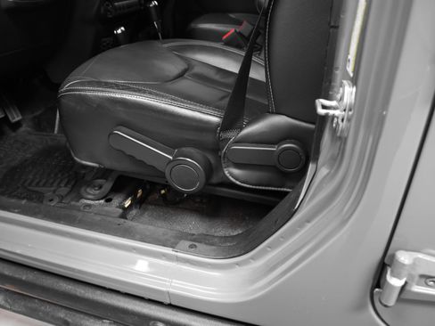 Used 2015 Jeep Wrangler Unlimited Rubicon AWD/4WD image 25