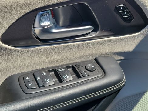 Used 2024 Chrysler Pacifica Limited FWD image 16