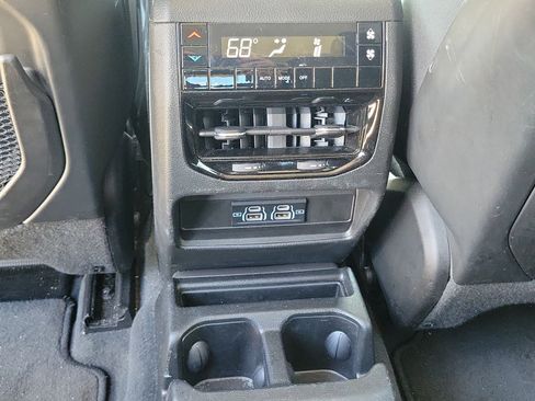 Used 2023 Jeep Grand Cherokee L Laredo image 15