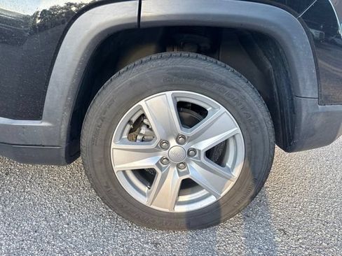 Used 2022 Jeep Compass Latitude w/ Sun and Sound Group FWD image 16