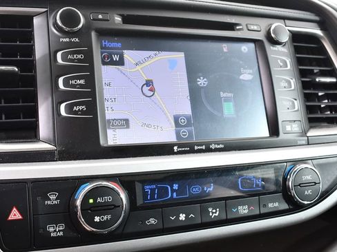 Used 2019 Toyota Highlander XLE AWD/4WD image 30