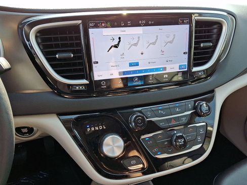 Used 2024 Chrysler Pacifica Touring-L FWD image 19