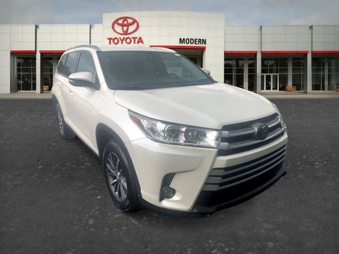 Used 2019 Toyota Highlander XLE FWD image 3
