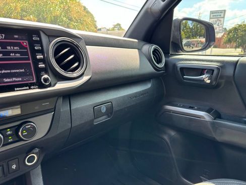 Used 2022 Toyota Tacoma TRD Sport AWD/4WD image 32