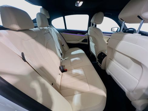 Used 2023 BMW 530e w/ Premium Package image 21