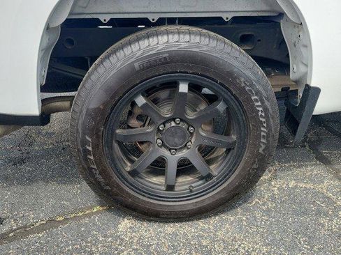 Used 2022 Chevrolet Silverado 1500 LT AWD/4WD image 5