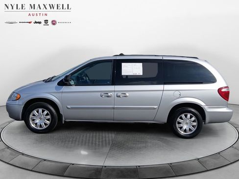 Used 2005 Chrysler Town & Country Touring w/ Leather Interior Group FWD image 13